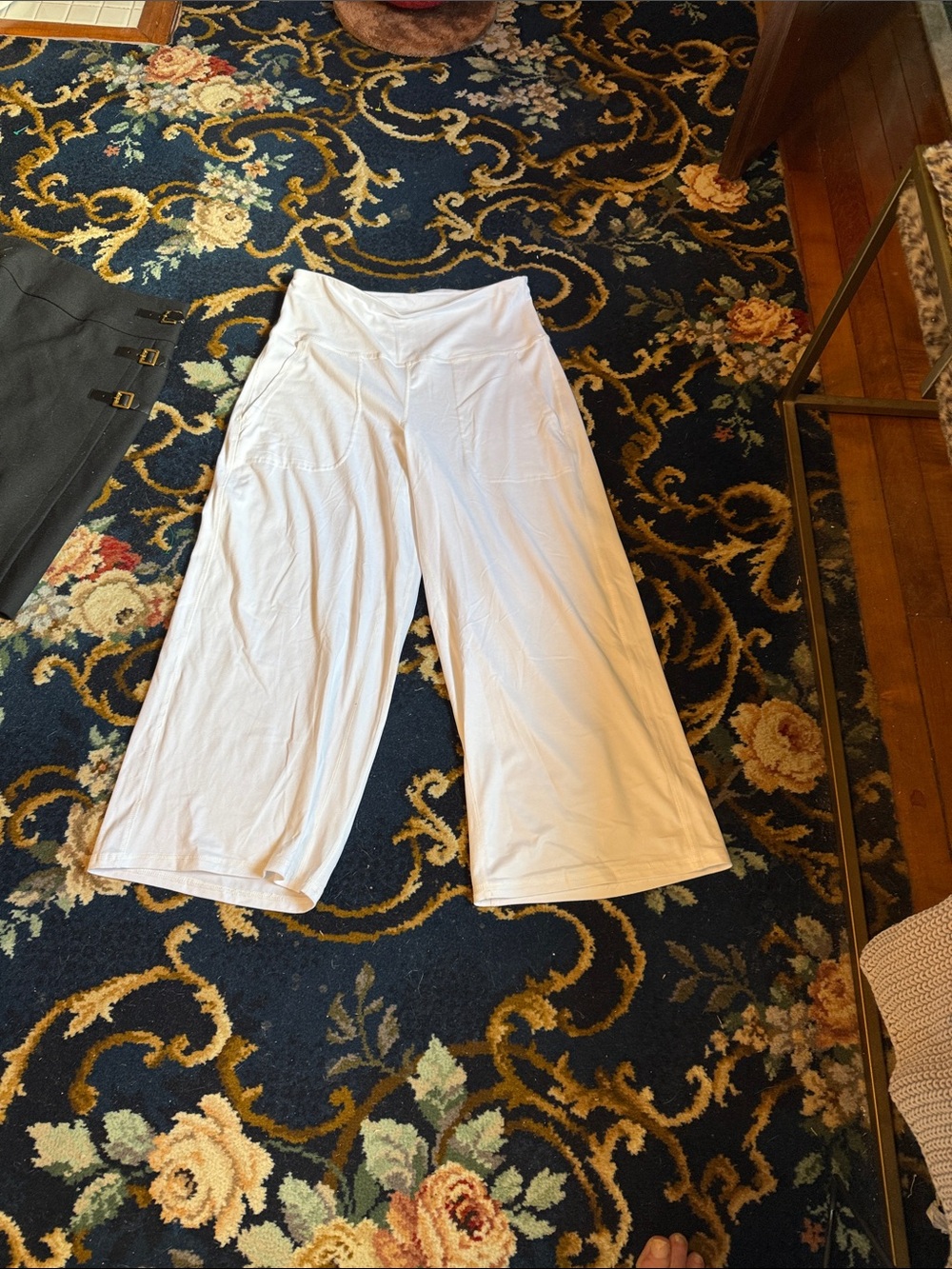 Jones New York Sport  White Wide-Leg Pull-On crops- worn once- excellent shape